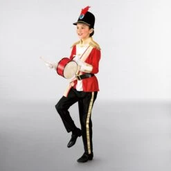 Garçon Militaire Avec Ceinture Et Chapeau